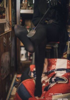 摸进她的内裤里疯狂揉她.视频